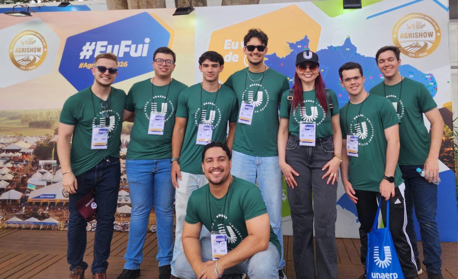 Nicolas e colegas da UNAERP durante a Agrishow